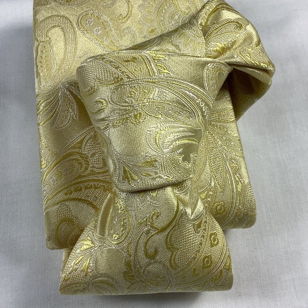 MICAHEL KORS Neck Tie Necktie 100% Silk 3.25" W X 59" L Yellow Paisley Jacquard